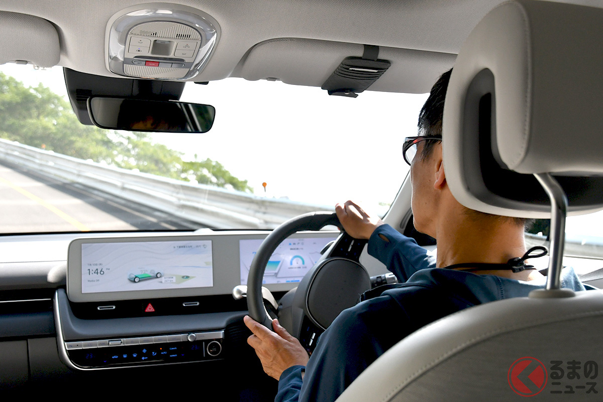 255/45R20 サイズの「PILOT SPORT EV」を装着したIONIQ 5で外周路のバンクを走行中