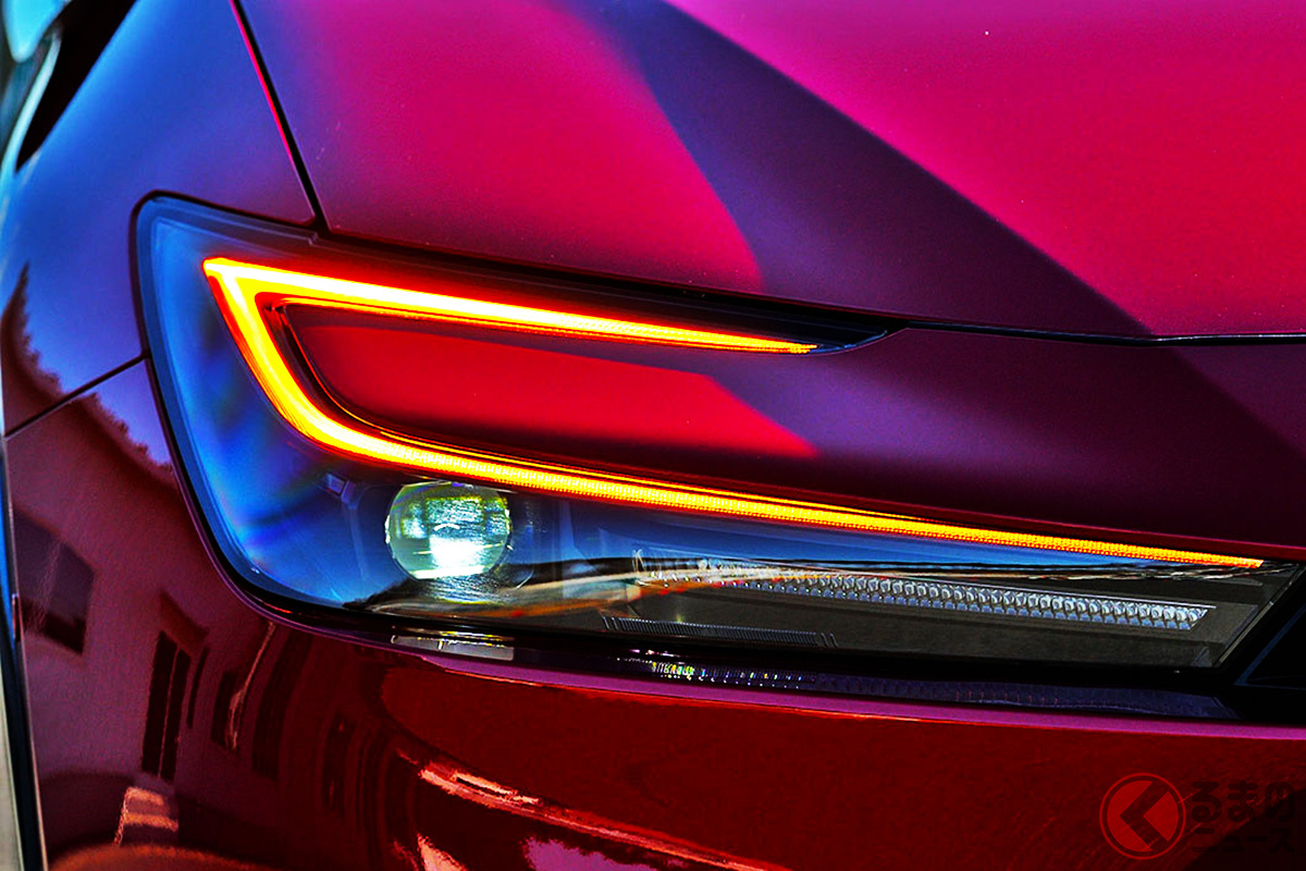 最近では特殊な形状のウインカーも増えている