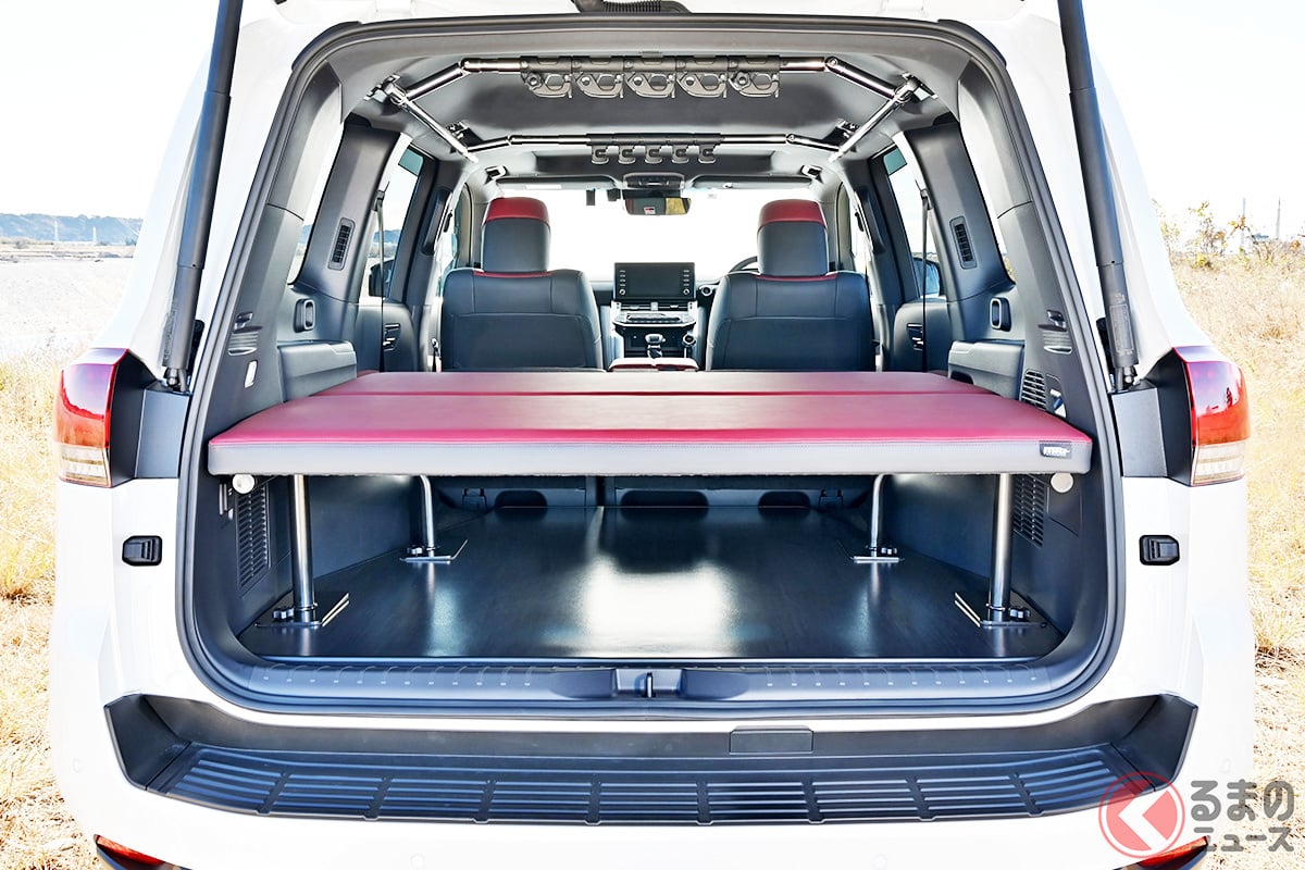 トヨタの高級SUV「ランドクルーザー300」専用に開発された「車中泊」アイテム「ランクル300 ESベッドシステム」