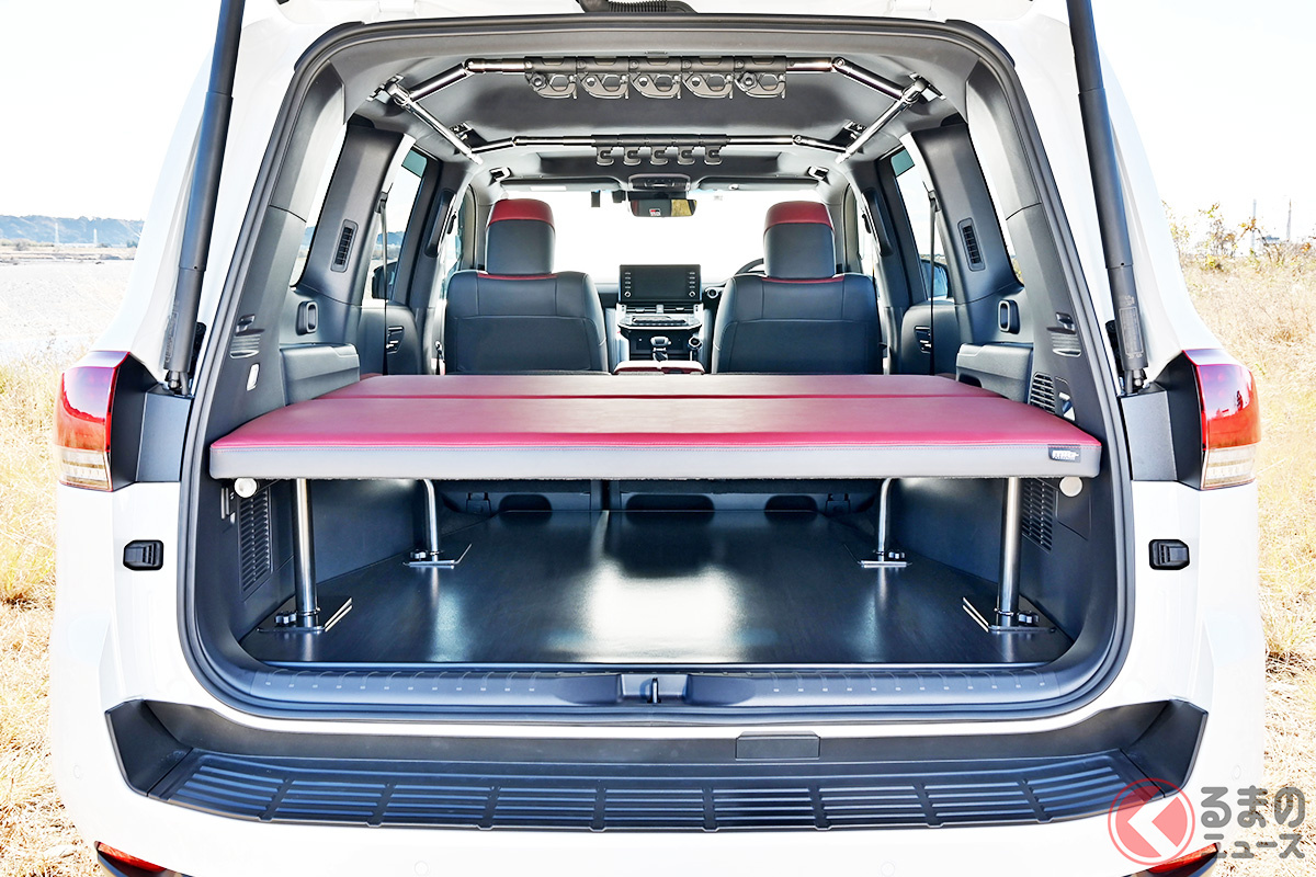 トヨタの高級SUV「ランドクルーザー300」専用に開発された「車中泊」アイテム「ランクル300 ESベッドシステム」
