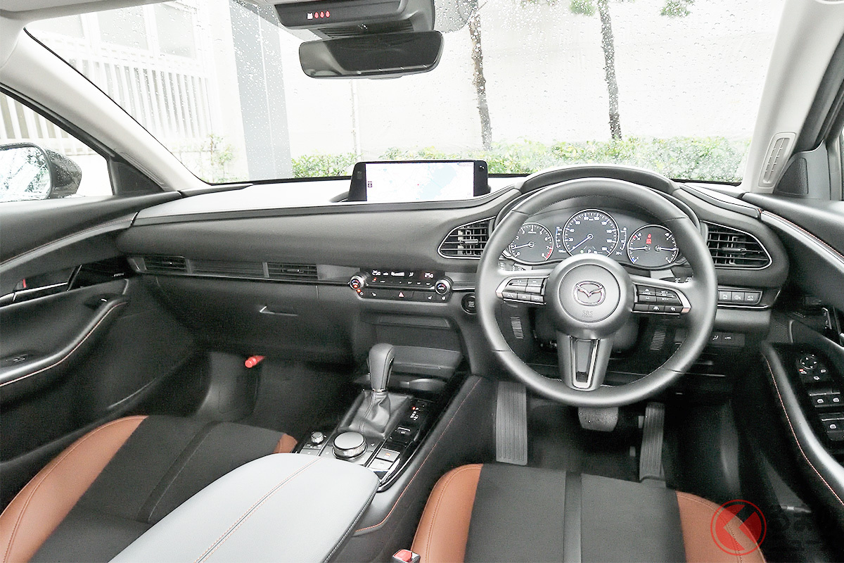 レトロな「テラコッタカラー」とブラックのコンビでコーディネイトされたマツダ 新型「CX-30」特別仕様車「Retro Sports Edition」のインテリア