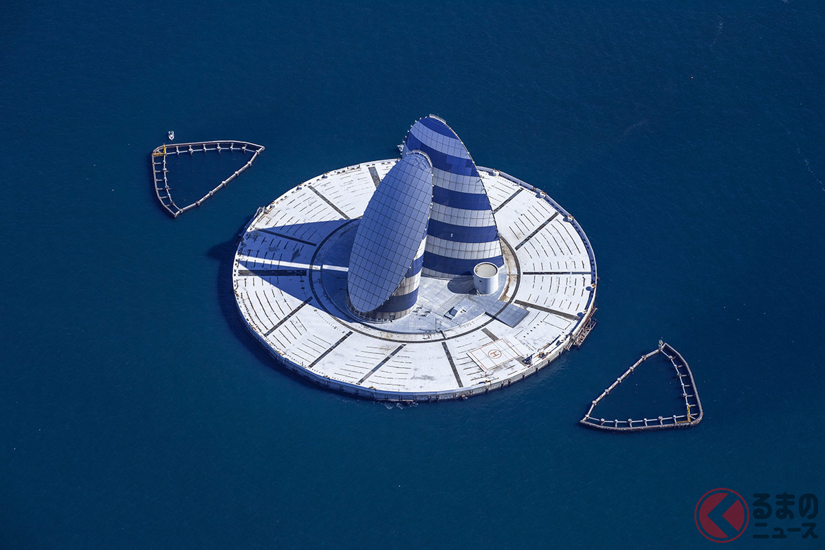 青と白のストラップが入った塔(画像提供:NEXCO東日本)