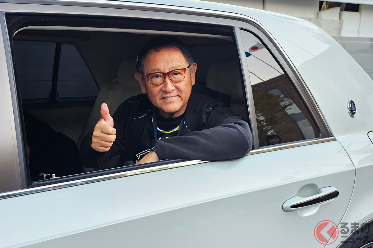 トヨタ「センチュリーGRMN」の後席に乗る豊田章男氏(モリゾウ選手)(撮影:スーパー耐久シリーズ もてぎ)