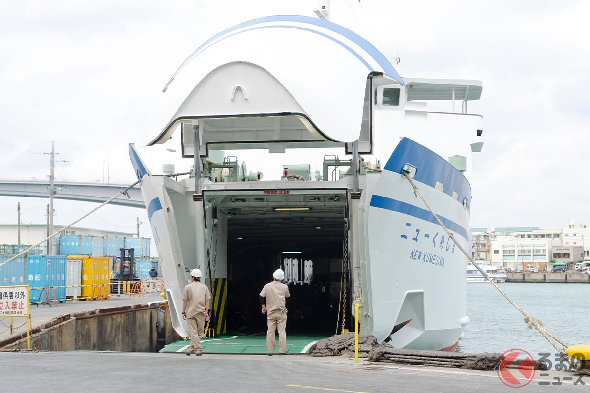 係員の案内に従ってクルマに乗ったまま乗船します