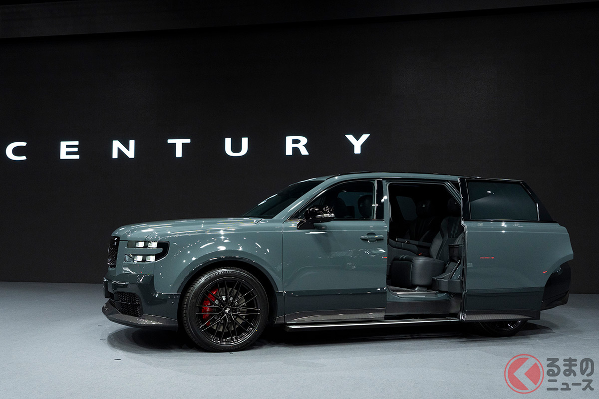 通常の新型センチュリーはヒンジドア仕様ですが、発表会場には後席スライドドア(リンクドア)に変更し、さらに「GRMN」仕様としたカスタマイズモデルが参考出品され注目を集めていました
