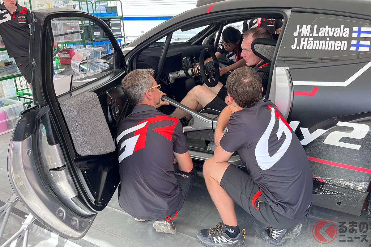 サービスパークで「GR YARIS JP4-RALLY2」のセッティングを行う様子