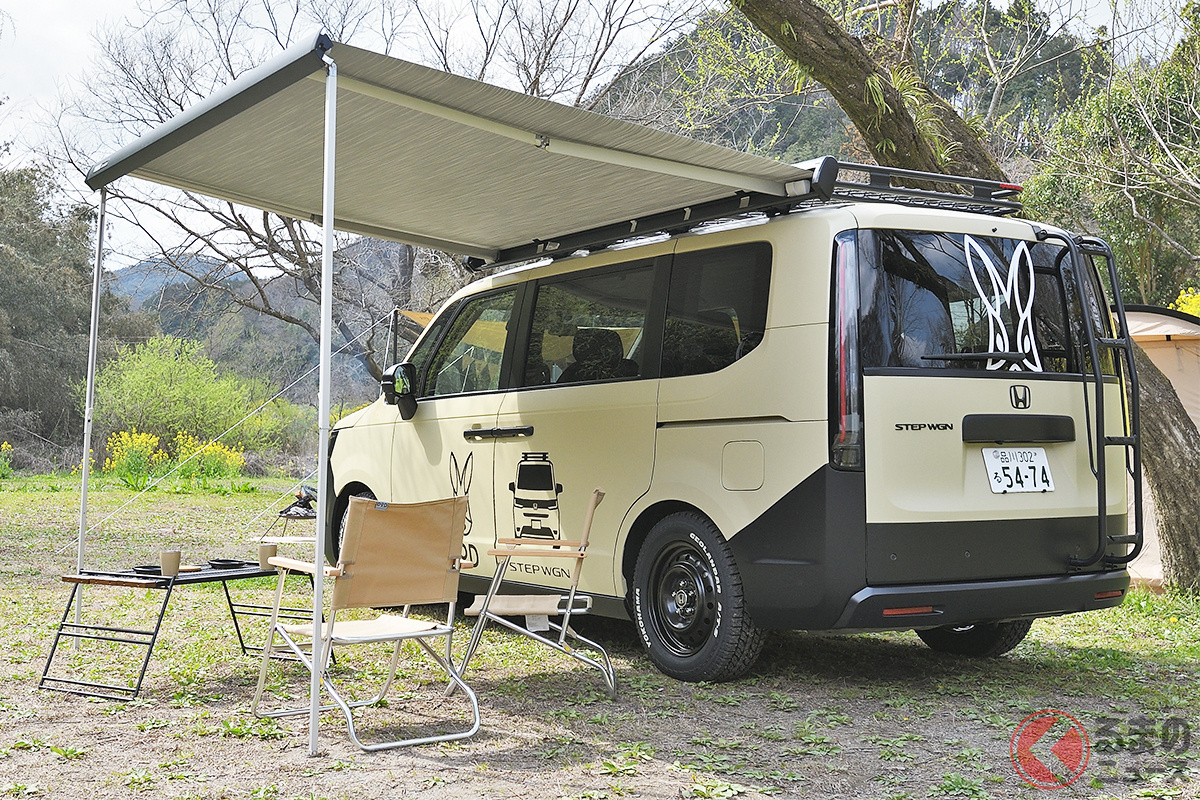 ルーフキャリアに備わったサイドタープを展開するだけで、手軽にその場が「キャンプ地」に早変わり!