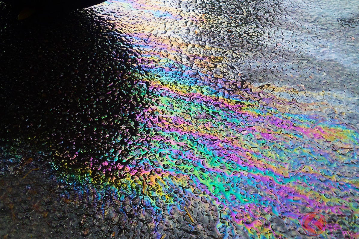 虹色シミの正体は「オイル漏れ」 放置すると大変なことにもなりかねない