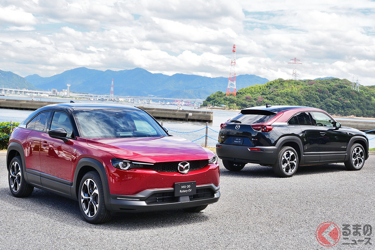 右が新型「MX-30 ロータリーEV」特別仕様車「Edition R(エディションアール)」