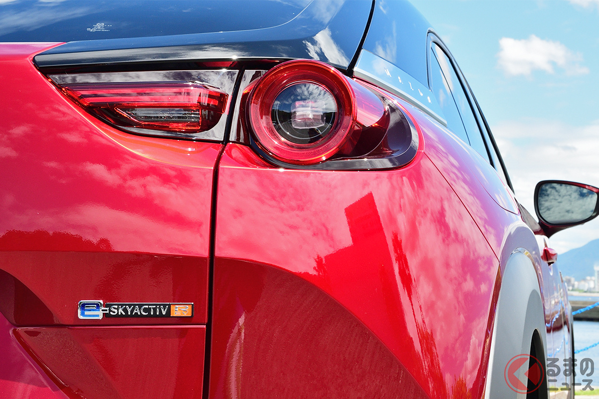 テールゲートには新型「MX-30 ロータリーEV」専用の「にe-SKYACTIV R-EV」バッチが装着されます