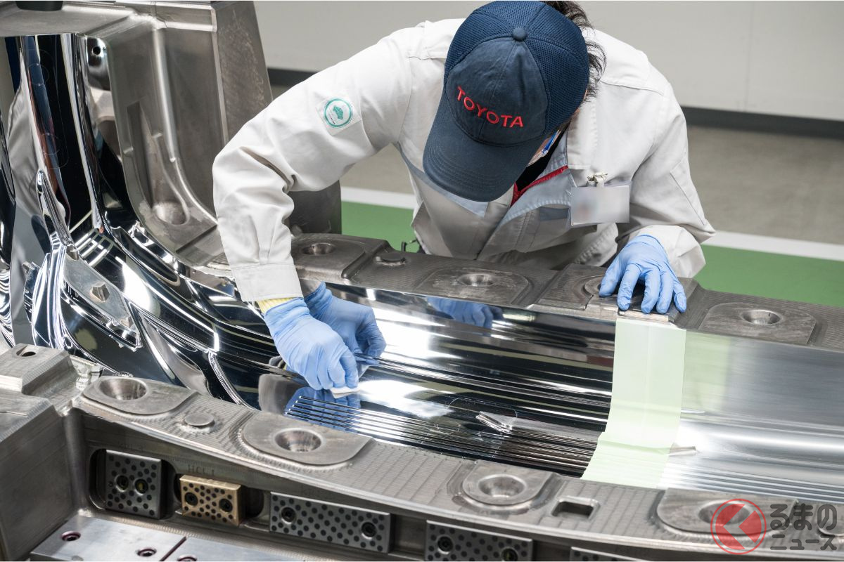 匠の技で鏡のように傷ひとつなく均一に金型を磨き上げることで実現した塗装レス技術