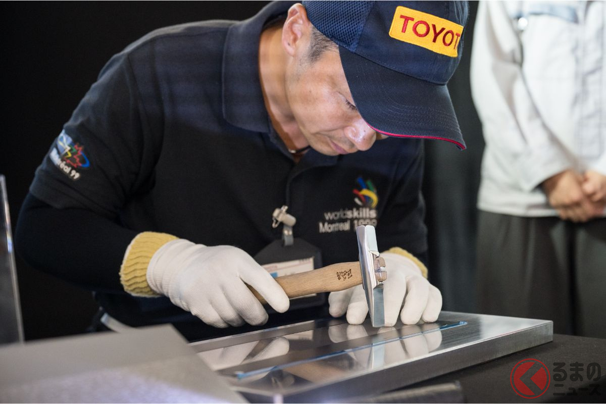 センチュリーにオプション設定される「スカッフプレート」にはハンマーによる板金技能を活かした「柾目」が採用される