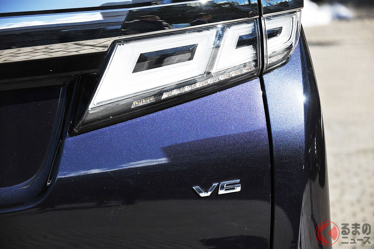 先代のトヨタ「アルファード/ヴェルファイア」のV型6気筒仕様には「V6」というエンブレムが付いていた