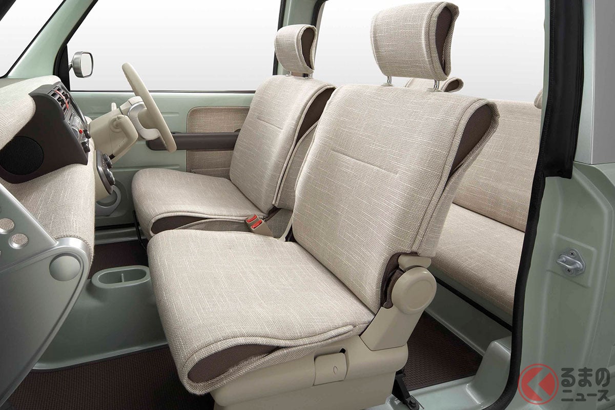 ナチュラルな素材感と無骨な金属パネルが共存し、温かみと実用性を両立したインテリア