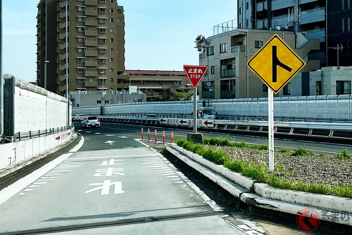 この場合は「停止線」があるがその先は「合流」