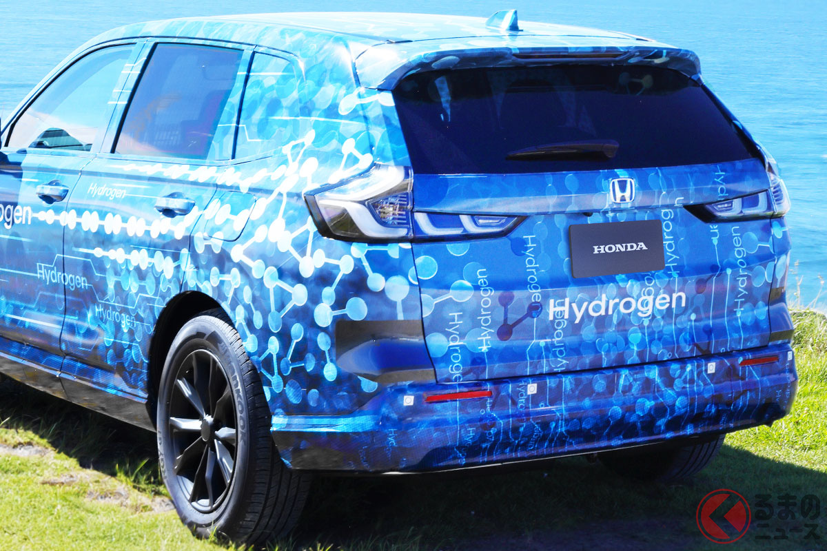 派手なカモフラージュ柄の開発車両