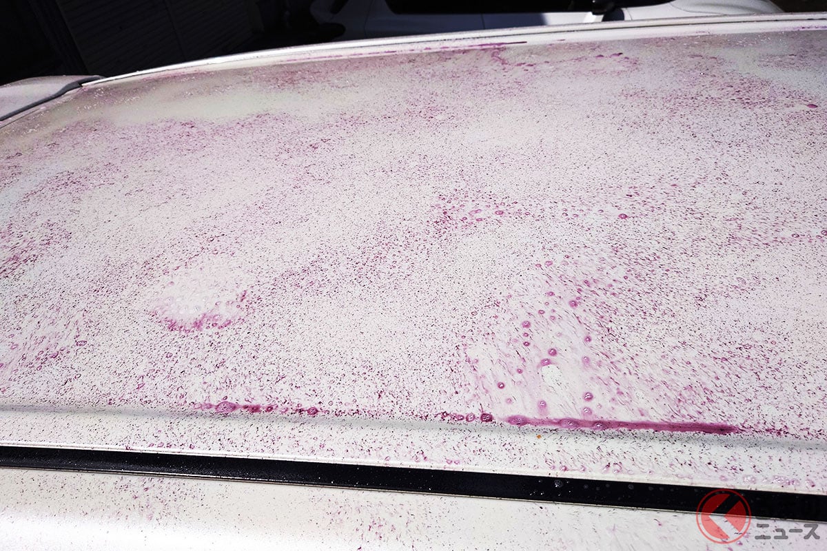 ボディに塗布した鉄粉除去剤が反応し、色が変化した様子