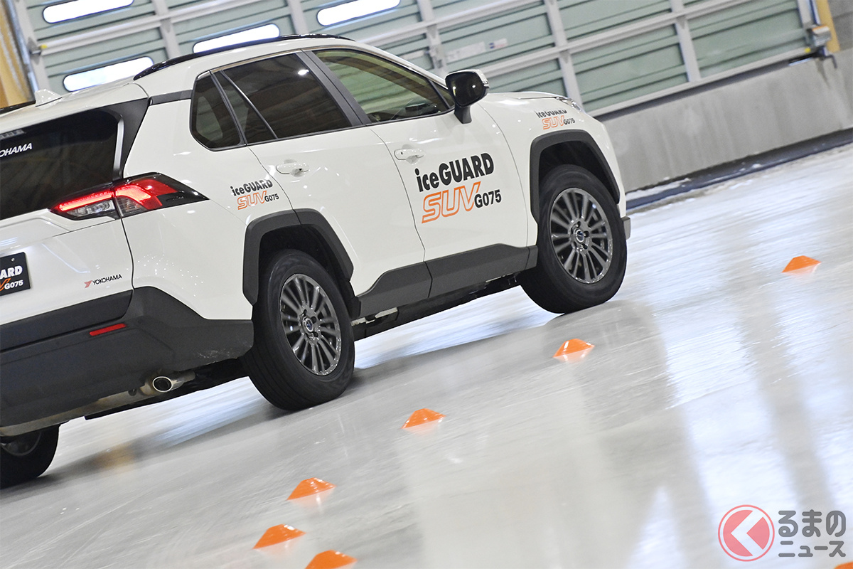 「iceGUARD SUV」を装着し、氷上を走行するトヨタ「RAV4」