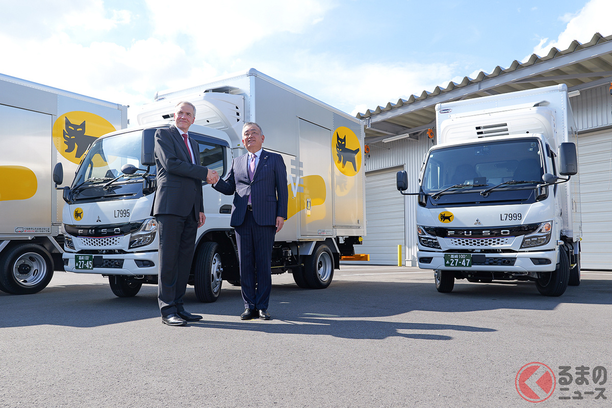 「eキャンター」を前に握手する三菱ふそうトラック・バスのカール・デッペン社長・CEOとヤマト運輸の長尾裕社長(布留川司撮影)