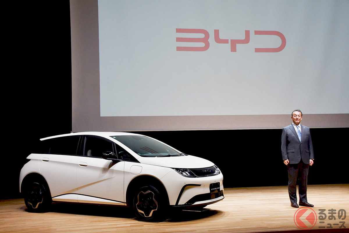 BYDの新型コンパクトEV「BYD DOLPHIN」とBYD Auto Japanの東福寺厚樹社長