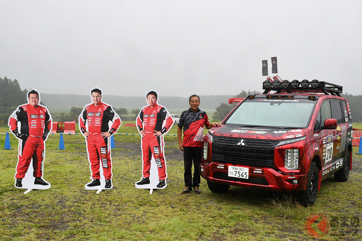 増岡浩氏とアジアクロスカントリー2023のサポートカーを務めた特別仕様の「デリカD:5」