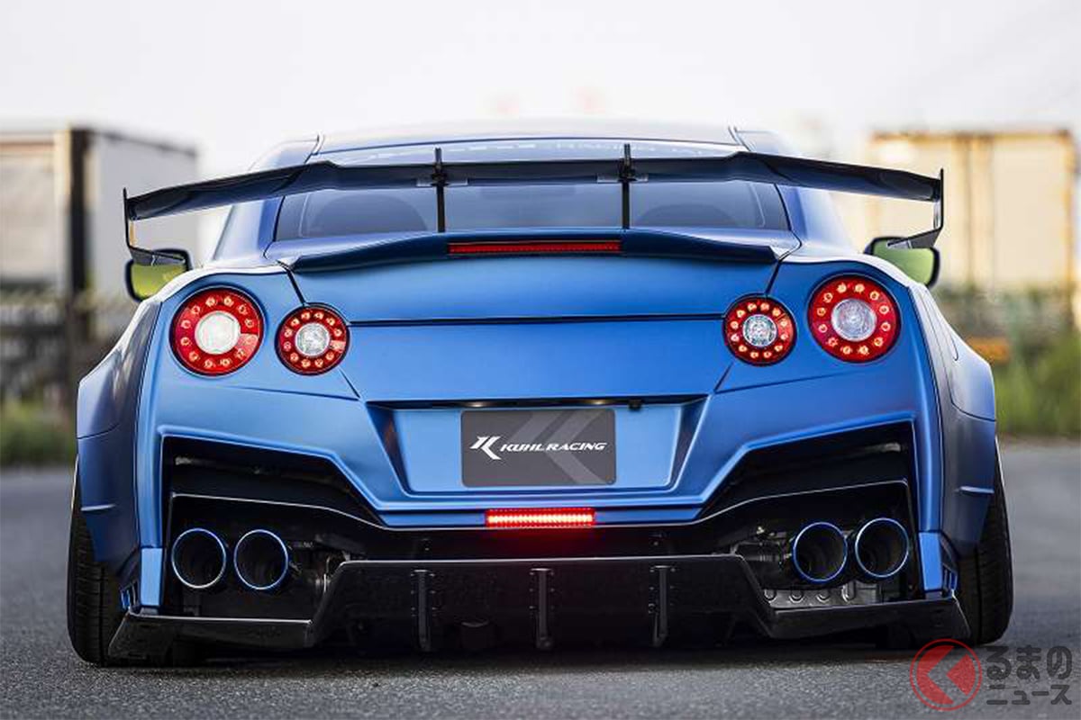 日産「GT-R」専用の新型リアウイング「R35GT-R スワンネックGTウイング ミドルマウントTYPE II」を装着したKUHL JAPANのデモカー