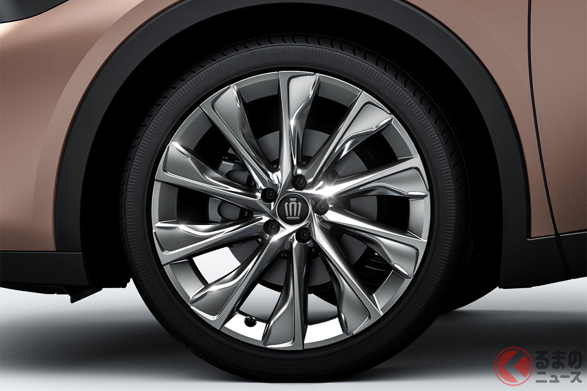 トヨタ「クラウン」(クラウンクロスオーバー)に純正採用される21インチアルミホイールには走行中のノイズを低減する「ノイズリダクション」機能も備わっています