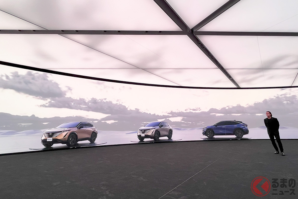 日産が公開した「デザインプレゼンテーションホール」と専務執行役員アルフォンソ・アルバイサ氏