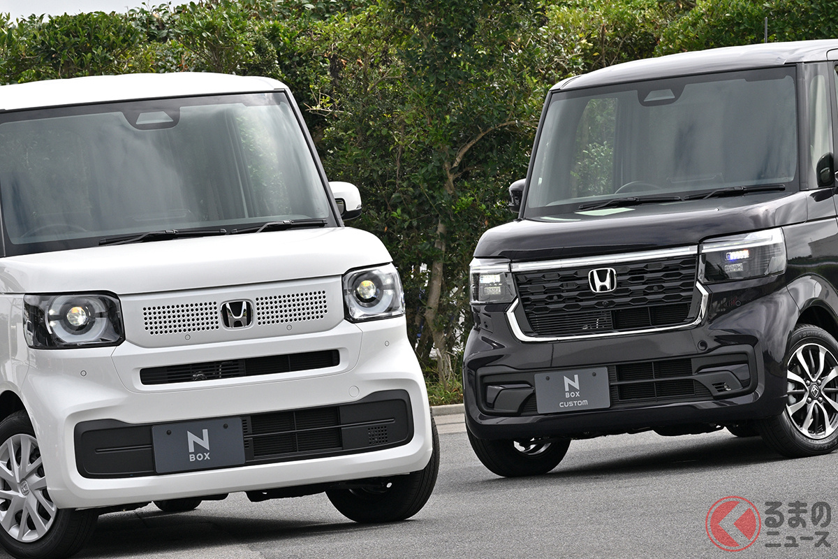 ホンダ 新型「N-BOX」(左)と新型「N-BOXカスタム」(右)