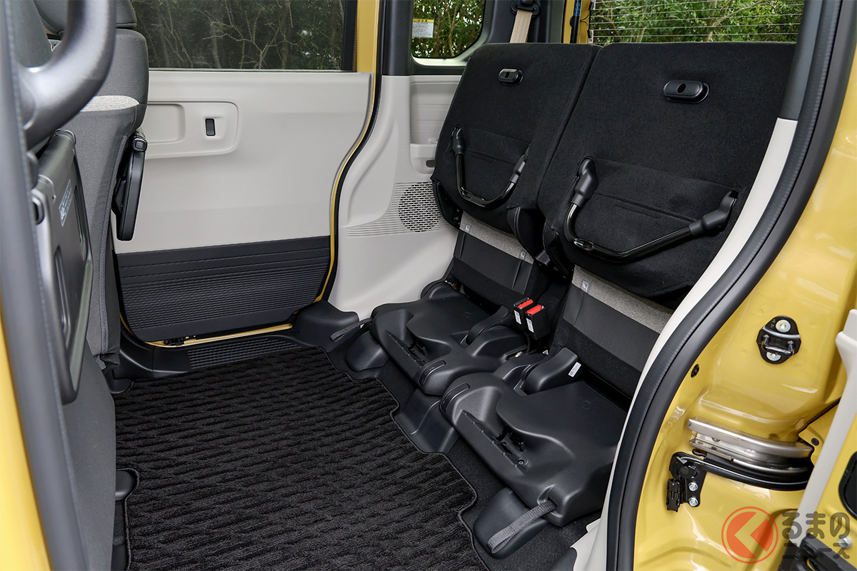 写真は後席座面を「チップアップ機構」で跳ね上げた状態。他社モデルなら座席下部に収まるガソリンタンクが、新型N-BOXでは前席下に移っているので、フラットな床面が確保されています