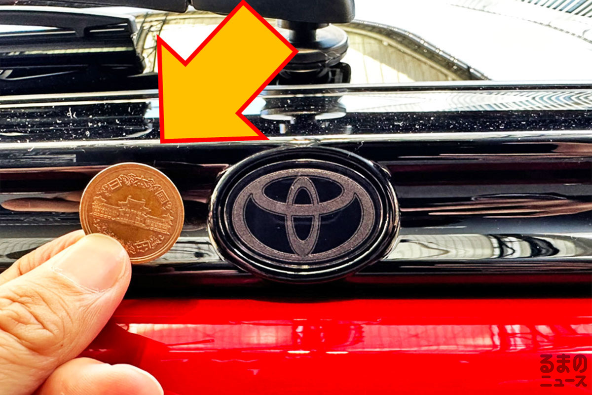 10円玉サイズのTエンブレムを装備