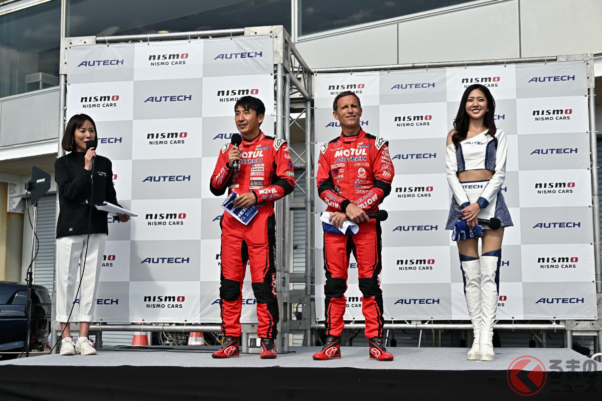 イベントを盛り上げた松田次生/ロニー・クインタレッリの両ドライバー(中央)