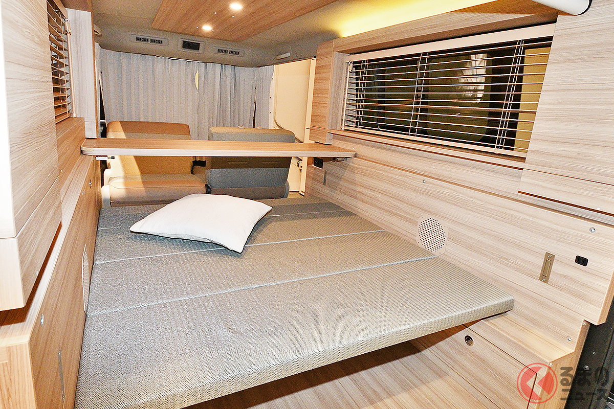 もはや「お部屋」そのもの! アッと驚くクオリティで登場した日産 新型「キャラバン マイルーム ローンチエディション」の室内