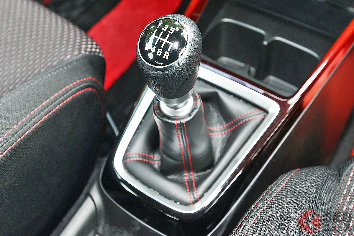 MT車はどうなる!? 写真は貴重な国産コンパクトスポーツハッチのスズキ「スイフトスポーツ」6速MT車(一部改良前モデル)