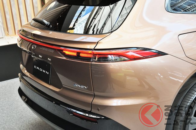 トヨタが新型「ワゴンSUV」実車展示！ 高級ブラウン内装が凄い！ 後席