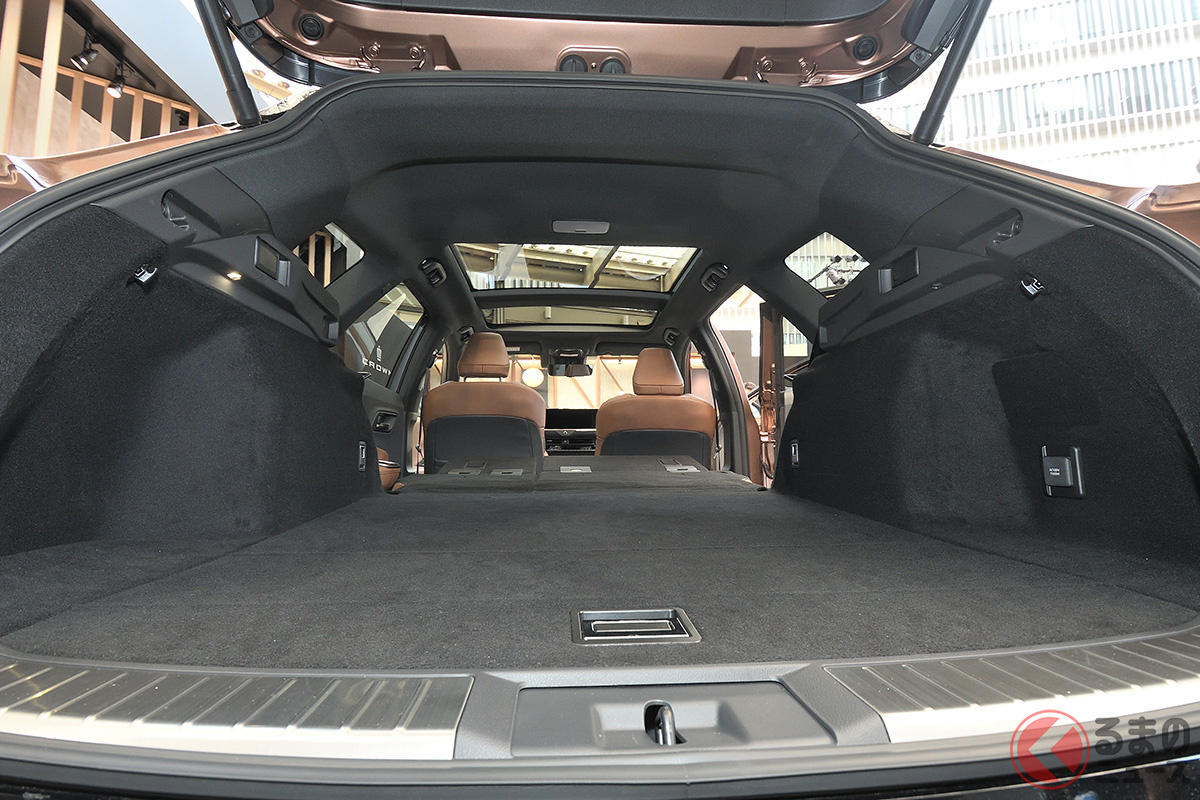 新型「クラウンエステート」では、後席を倒すと広大なスペースが広がる