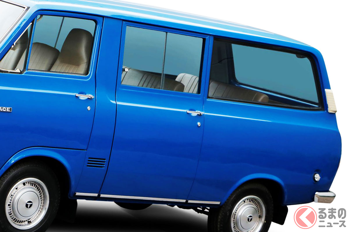 ブルーが眩しい初代ハイエースを展示
