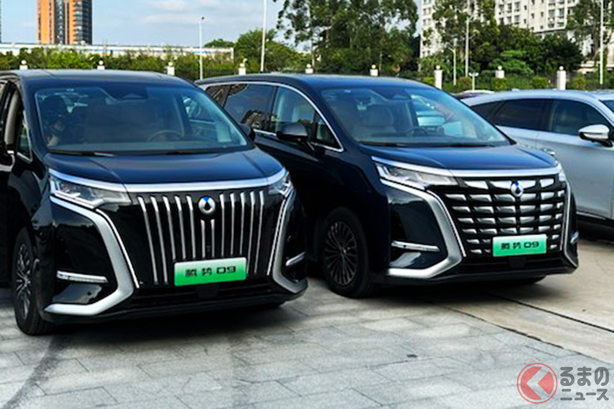 左がBEV、右がPHEVとなり、フロントグリルの形が異なる。内装はほぼ同じとなっている(撮影:加藤博人)