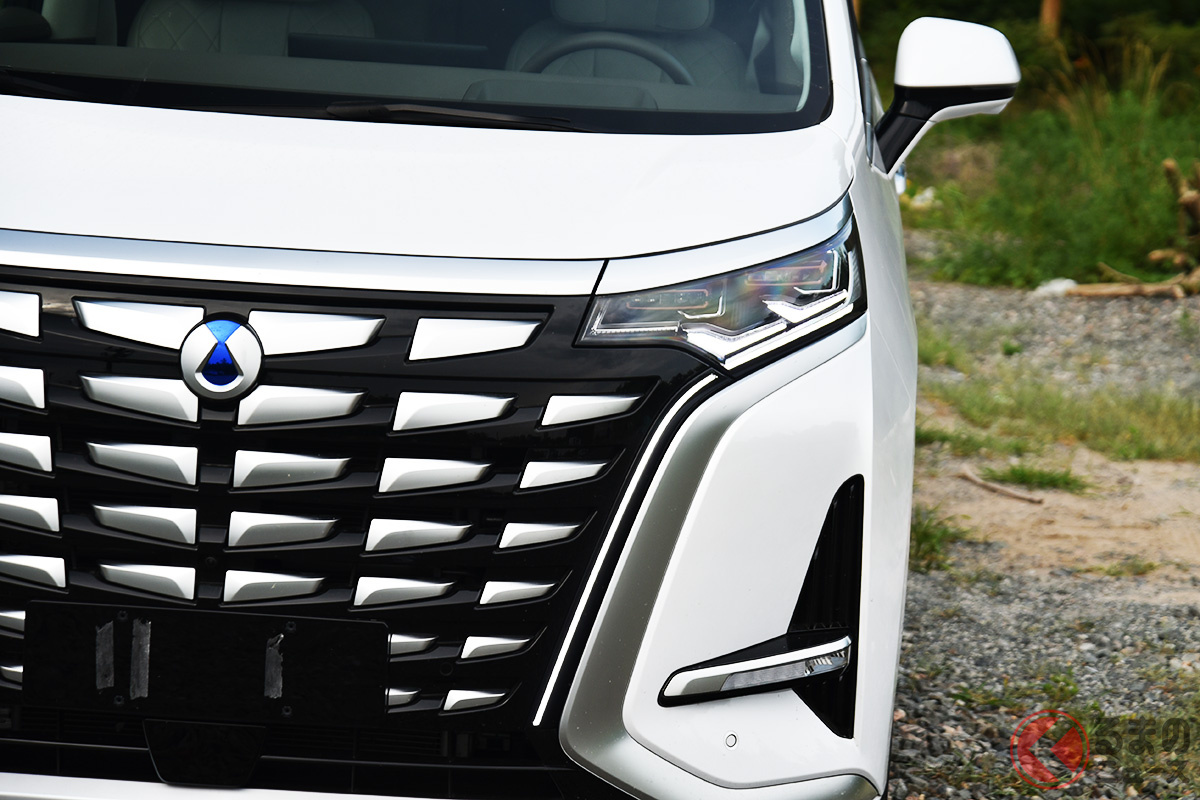 BYDとダイムラーの合弁で誕生した「デンツァ」の「D9」が日本で初公開される(撮影:加藤博人)