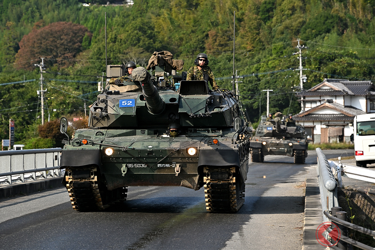 ド迫力! キャタピラの戦車が舗装路を走行中!