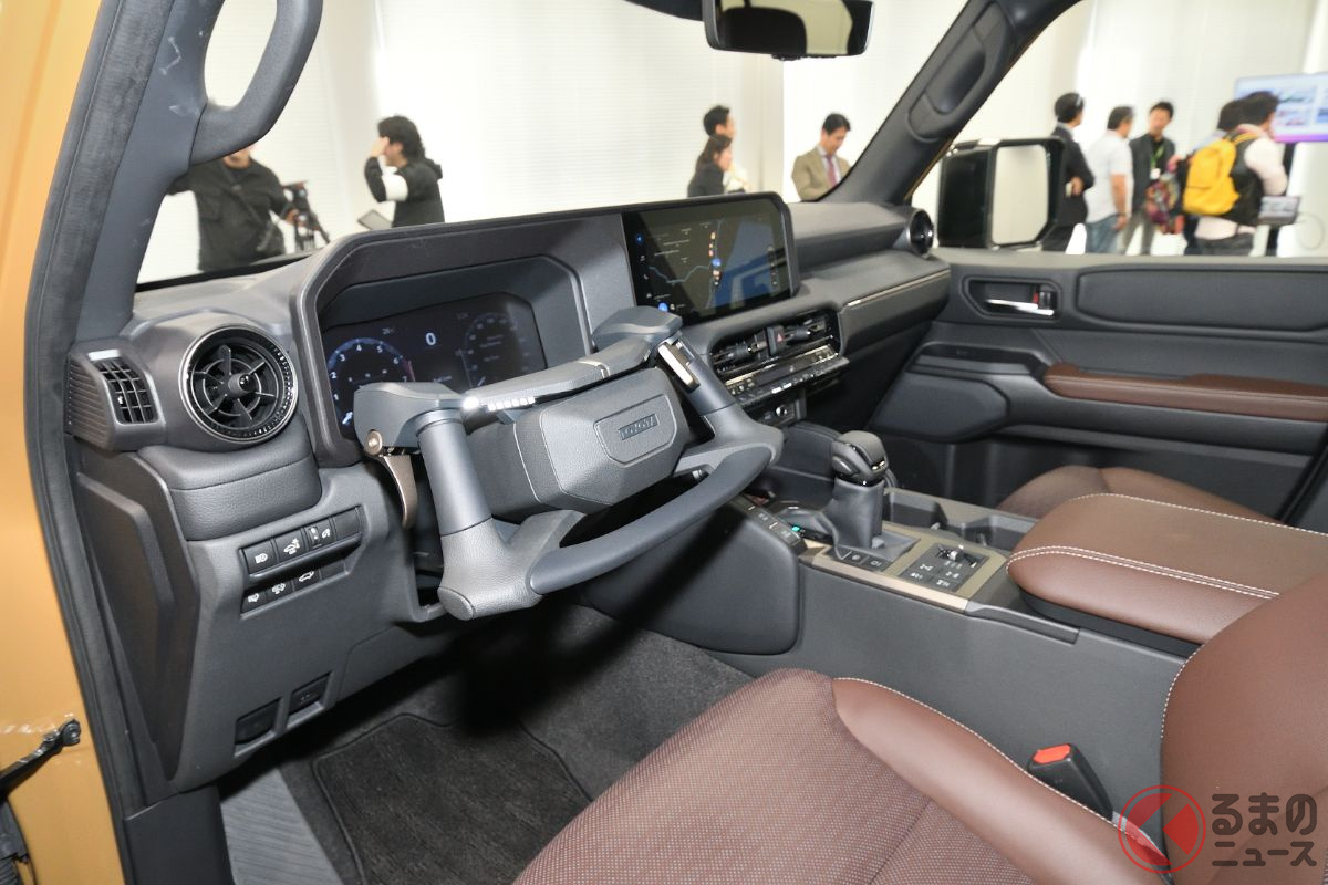 トヨタが開発した斬新ハンドル「NEO Steer(ネオステア)」装着車にはアクセル・ブレーキペダルが備わっていません