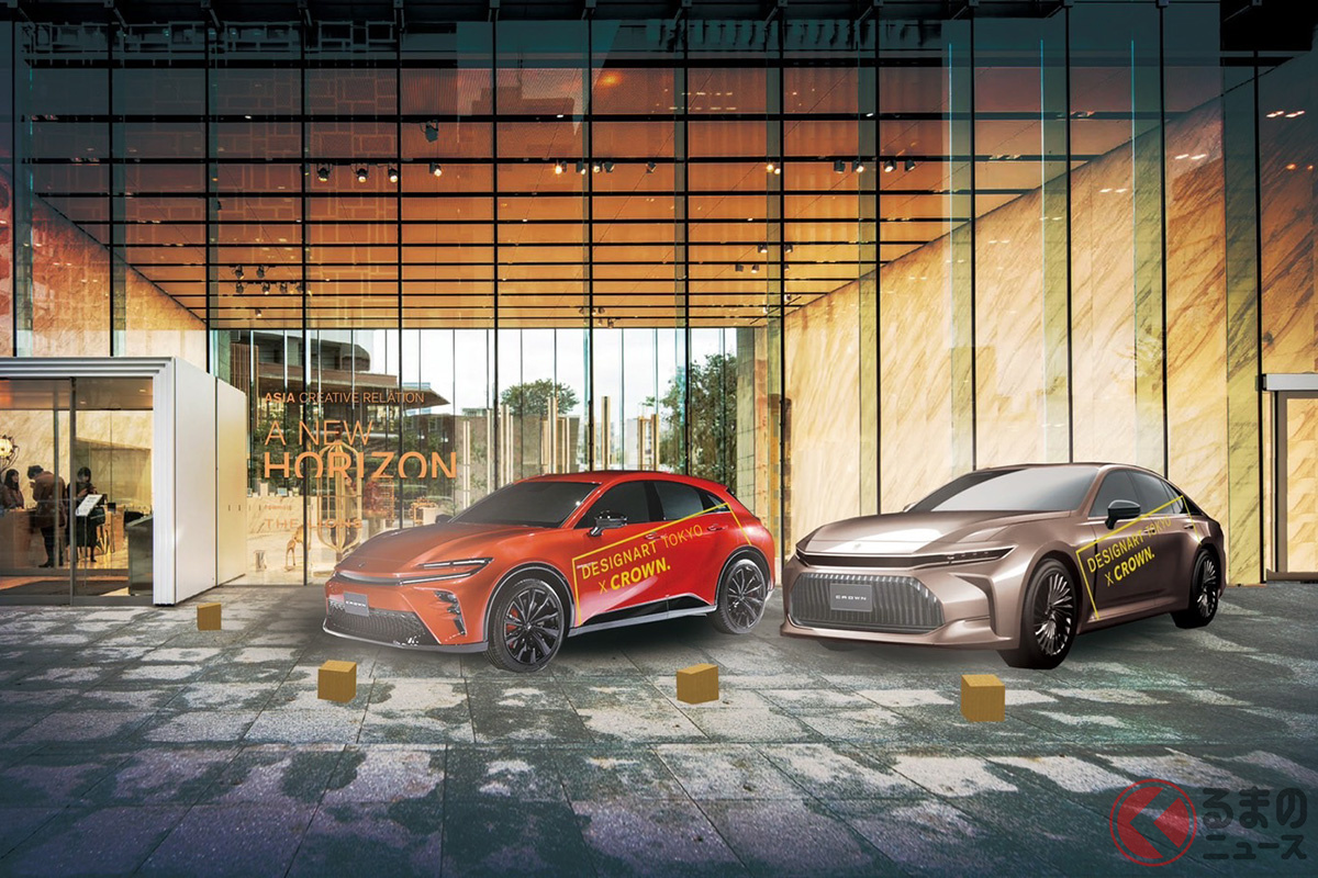 オリジナルラッピングを施した新型「クラウンスポーツ」と新型「クラウンセダン」が展示される