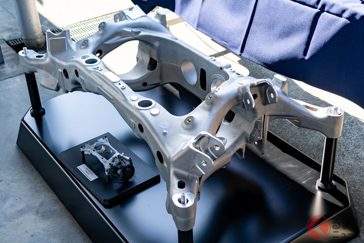 装着されるアルミ中空リアサスペンションメンバー