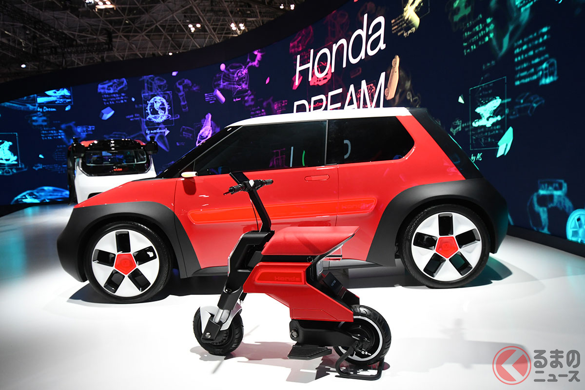 手前に置かれているのが2輪車「Pocket Concept(ポケット コンセプト)」です