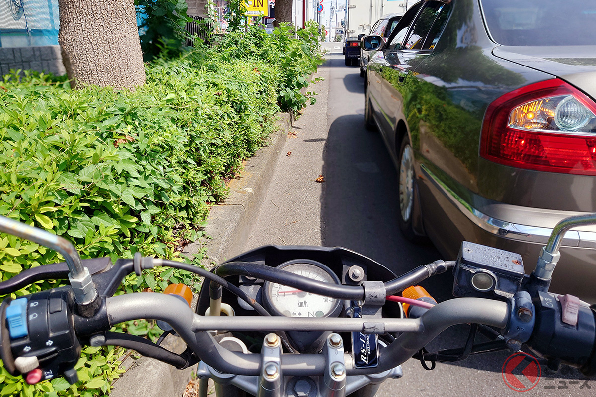バイクのすり抜け行為は違反なの?(画像はイメージです)