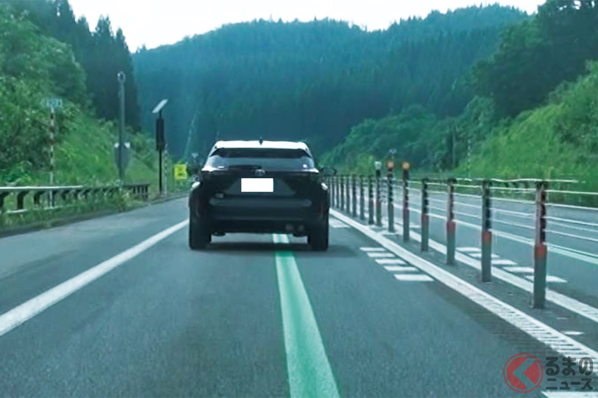 えっ…! なんで道路の真ん中に緑の車線があるの?(画像引用:国土交通省 東北地方整備局 秋田河川国道事務所)