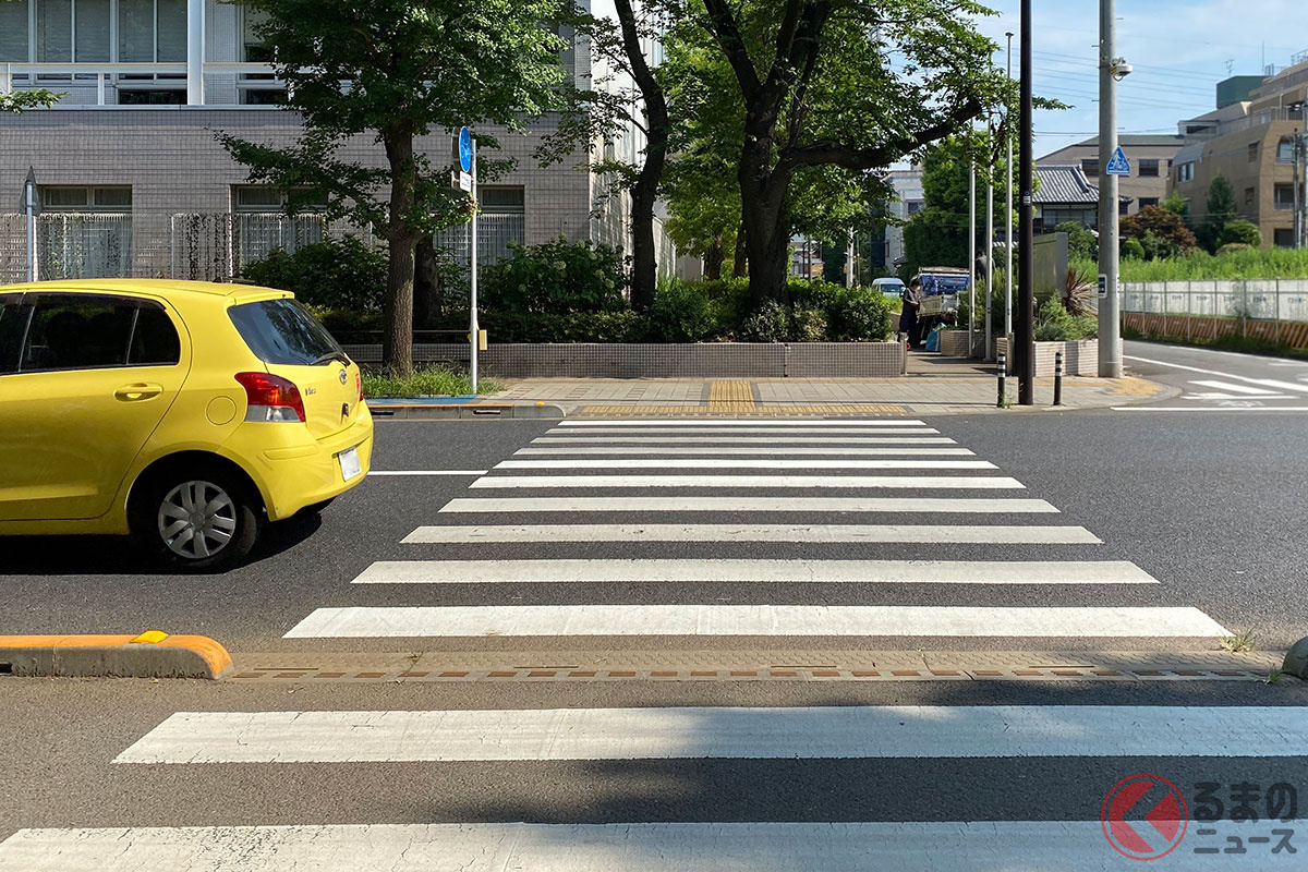 横断歩道を通過するクルマ(イメージ)