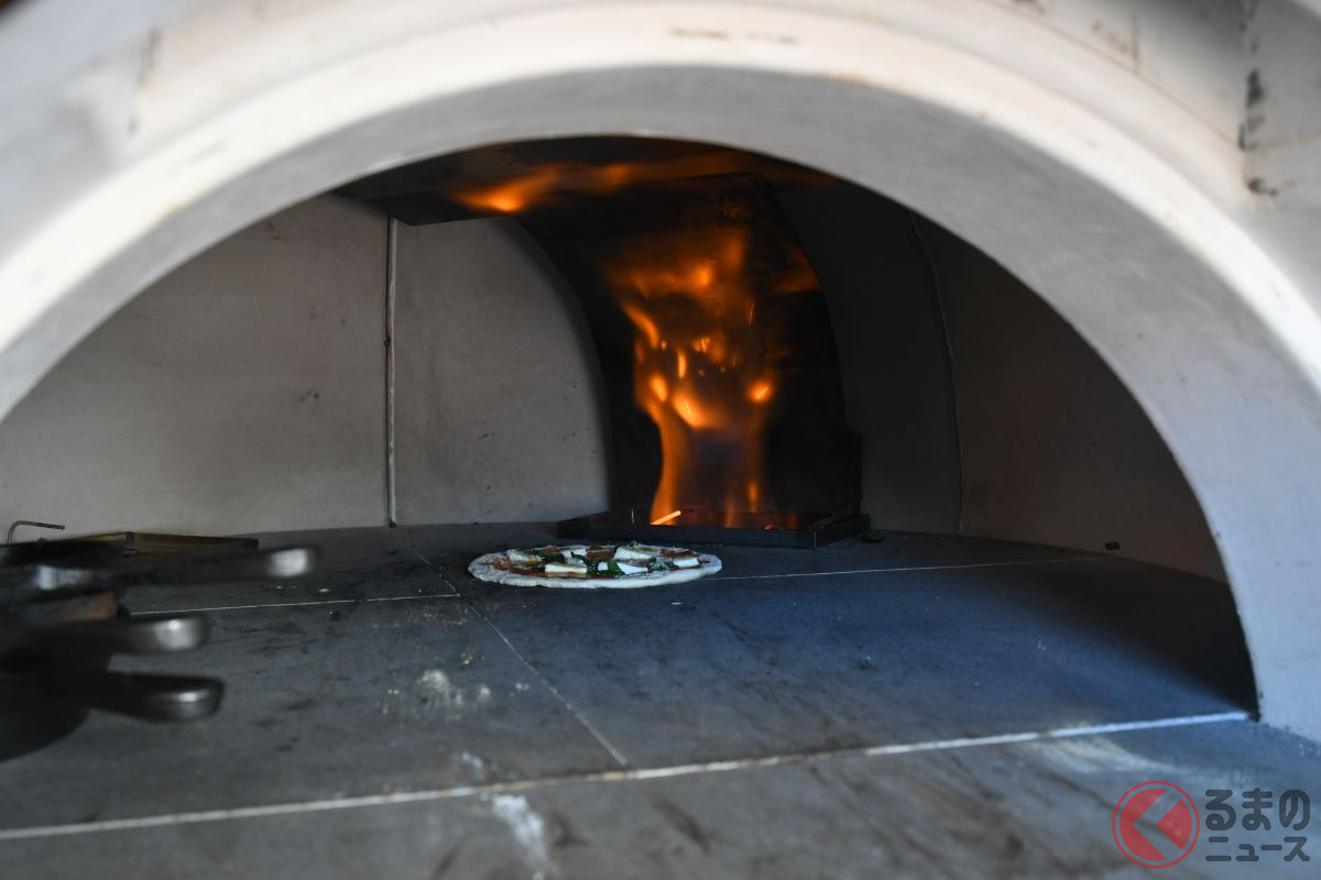 水素調理で石窯には水蒸気が多く出ることでみずみずしさ抜群の仕上がりに