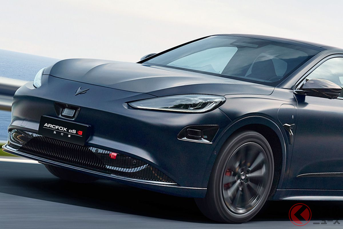 2024年に日本市場に導入すると言われるアークフォックスの純電動セダン「α-S」