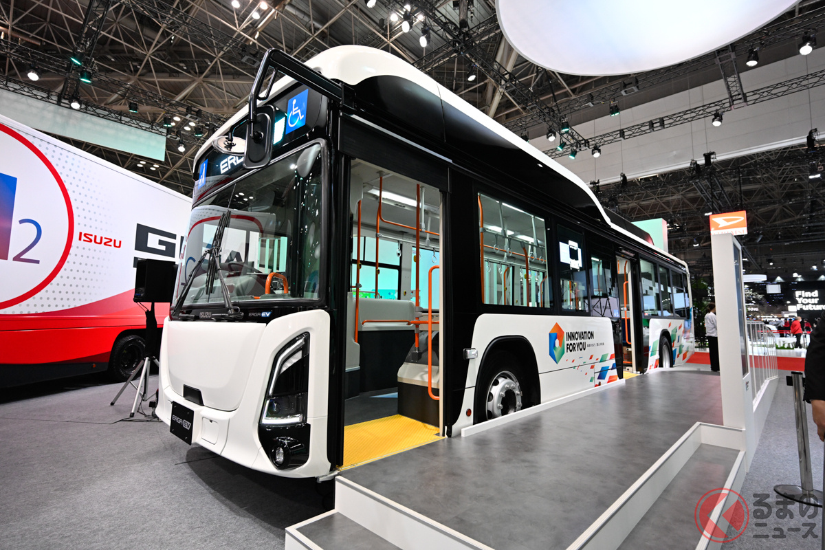 世界初公開された、いすゞのバッテリーEV（BEV）フルフラット路線バス「ERGA EV」